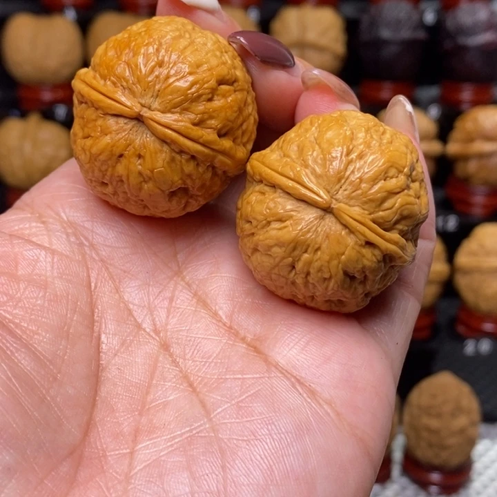 文玩核桃把件蛇皮球…………74