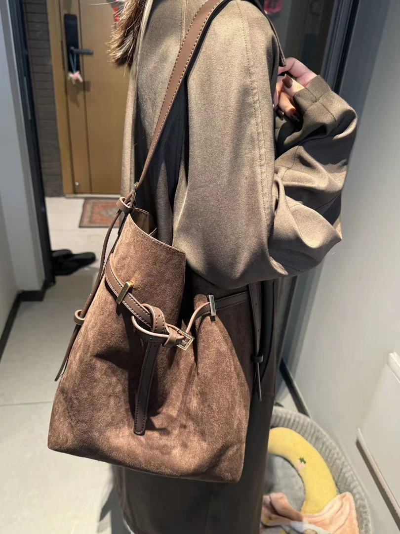 竹笋喵喵 韩版纯色软皮水桶包女2025新秋冬油蜡皮通勤日常单肩包