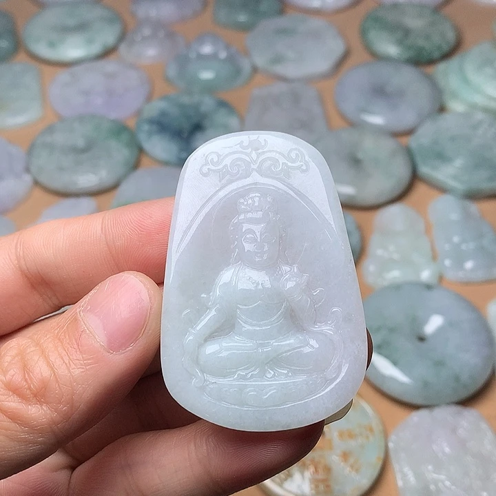 翡翠未镶嵌颈饰观音，有纹裂