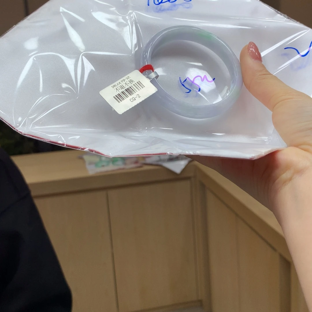 翡翠手镯未镶嵌不退不换