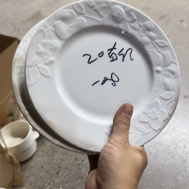 国营尾货骨瓷玉兰浮雕盘一对