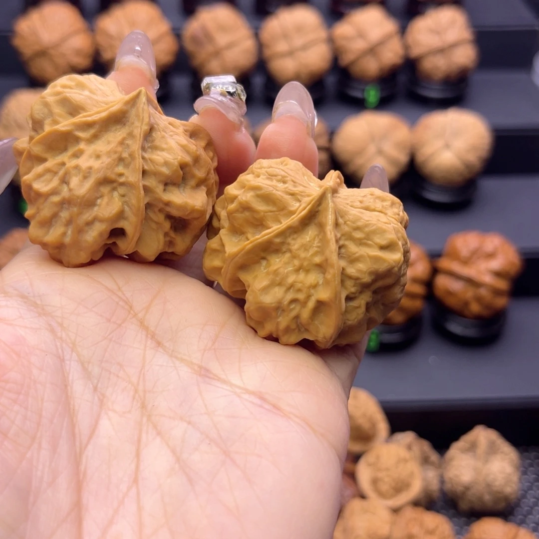 向***文玩核桃吊坠金尊龙脊