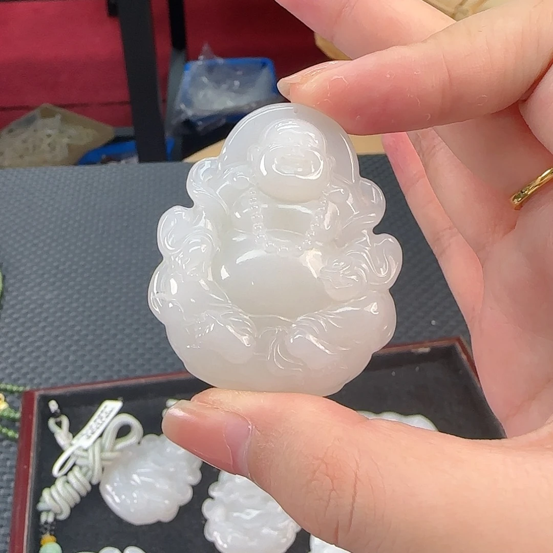 和田玉未镶嵌颈饰羊脂白逍遥自在佛