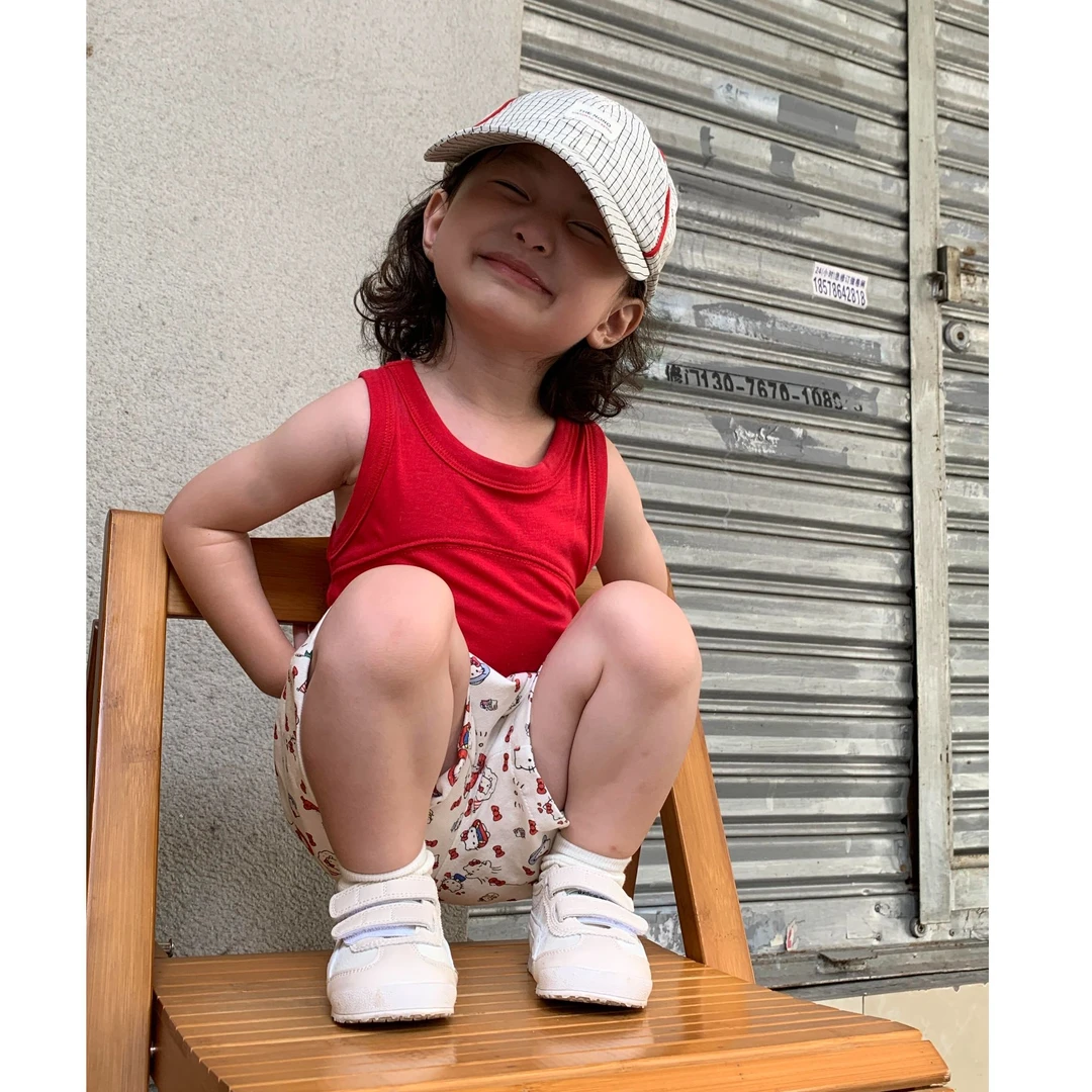 甜小七2025夏季女童百搭简约红色无袖背心韩版可爱kt猫短裤套装