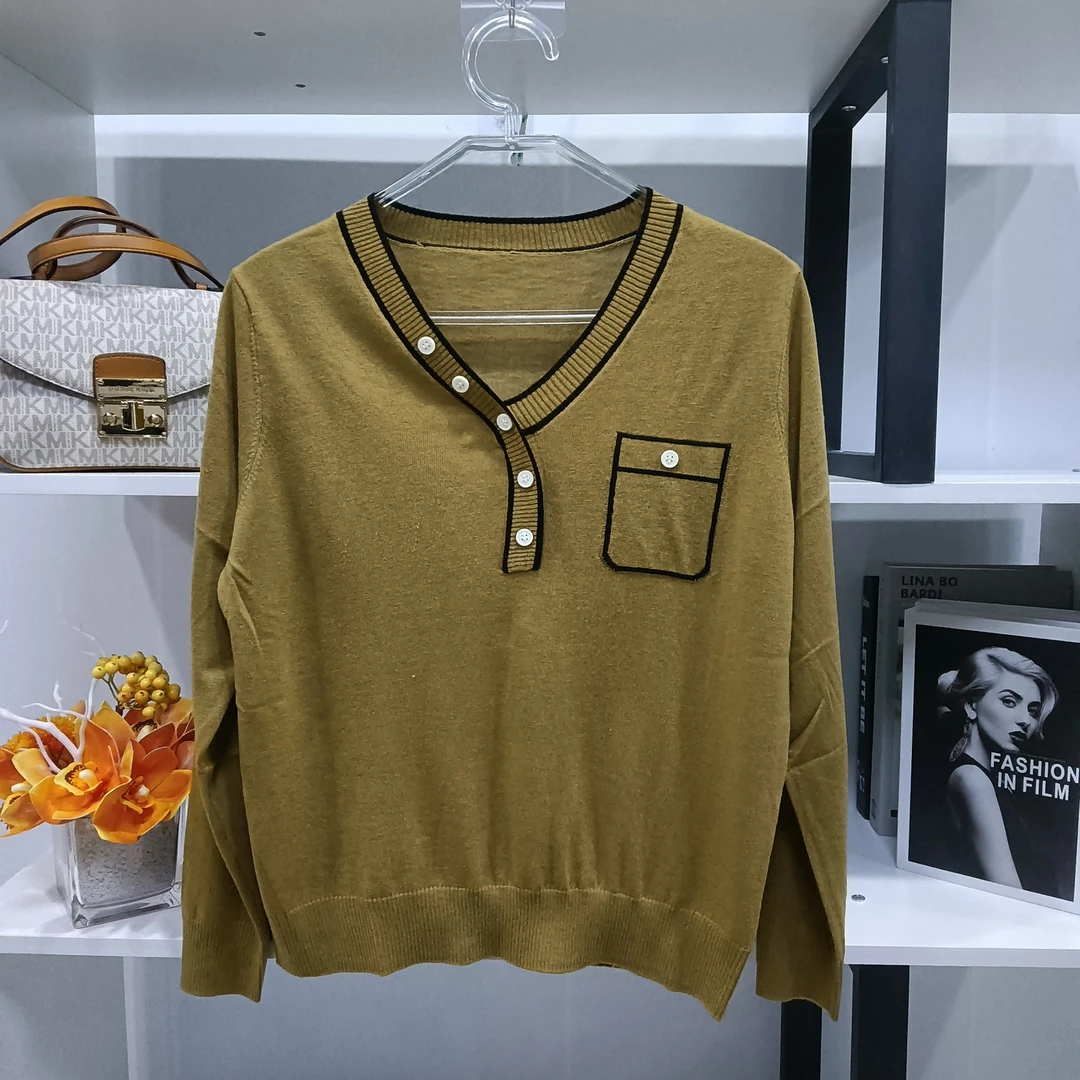 HY03513【春季新款】时尚V领黄绿色假口袋装饰长袖毛衣