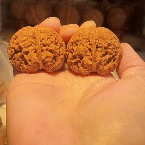 文玩核桃把件铁南疆带彩磕尖42+