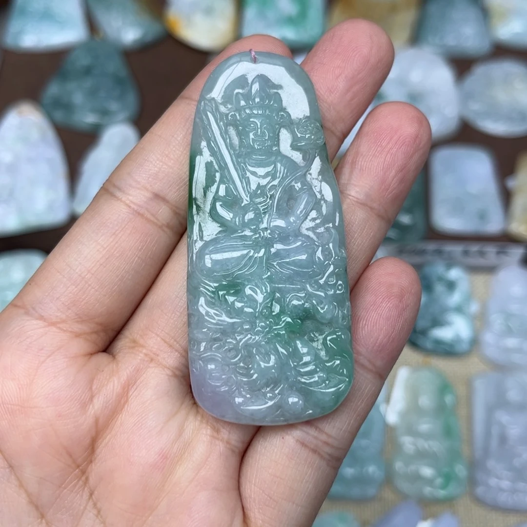 翡翠未镶嵌颈饰虚空藏