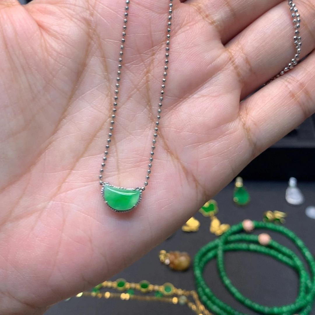 翡翠未镶嵌颈饰有纹裂