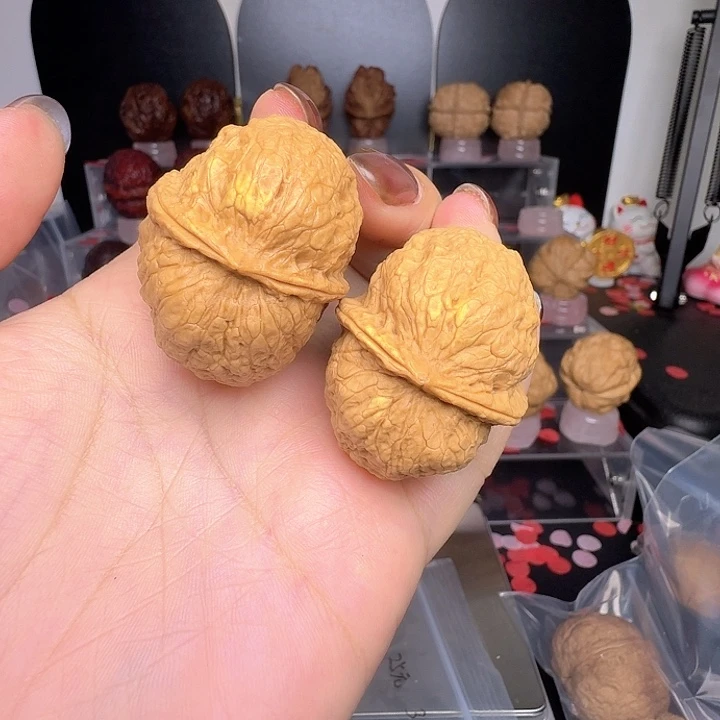 文玩核桃吊坠有黄核桃