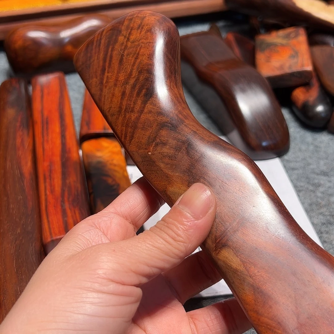 交趾黄檀（大红酸枝）y**…