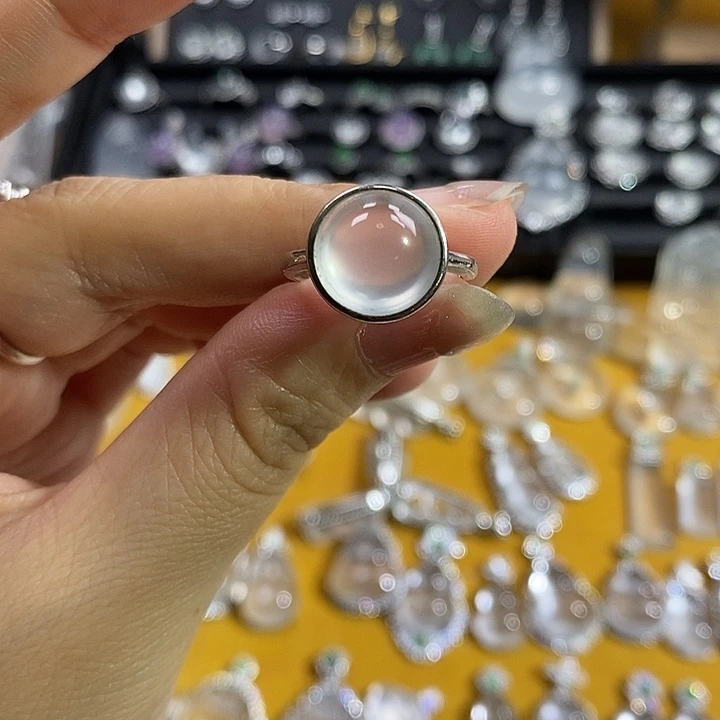 苏****石英质玉银S925镶嵌颈饰