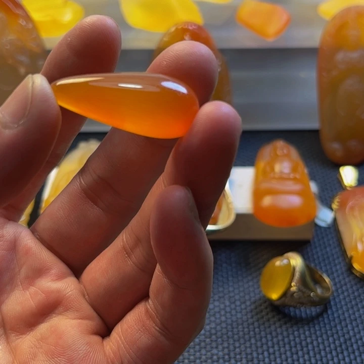 石英质玉未镶嵌颈饰劳**剧