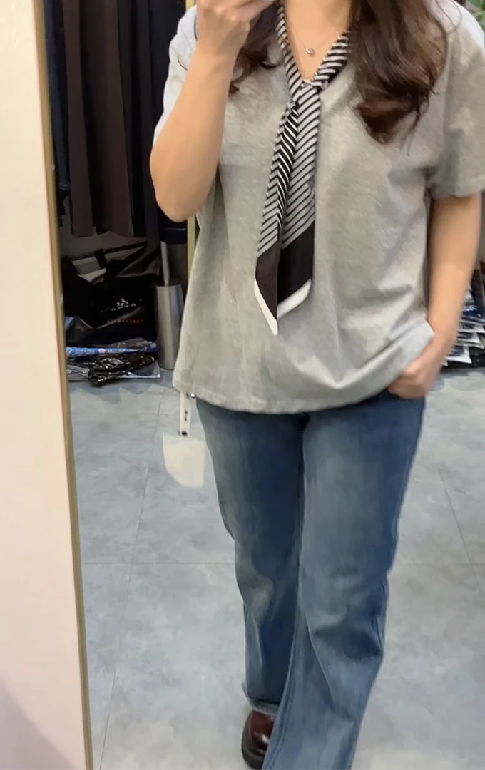 （时尚服装店）新款时尚设计感V领宽松显瘦百搭款