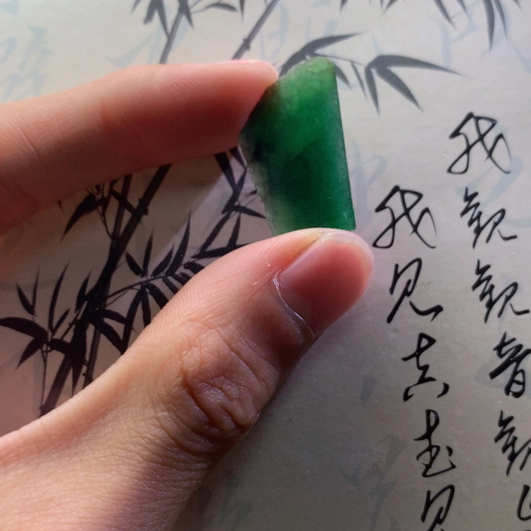 翡翠裸石翡翠吊坠