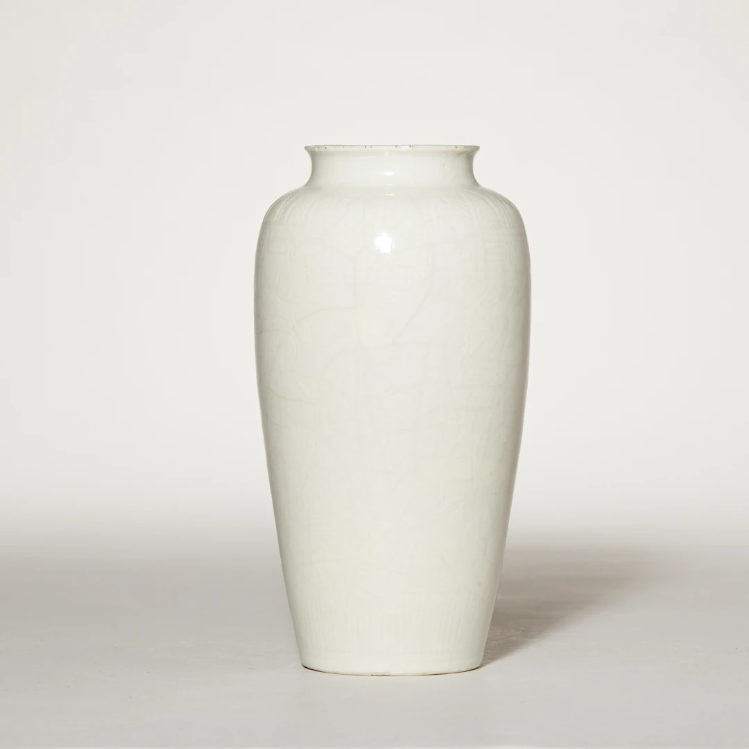 4148清中期·白釉暗刻花卉纹瓶【古董拍卖】