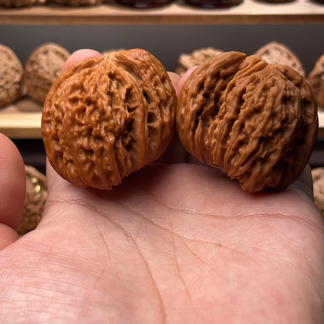 文玩核桃吊坠犀牛