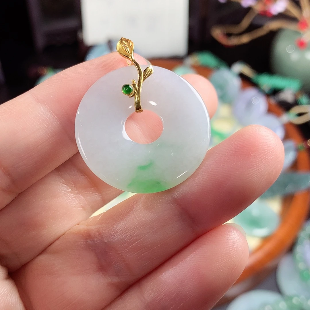 颈饰18K金镶嵌翡翠吊坠