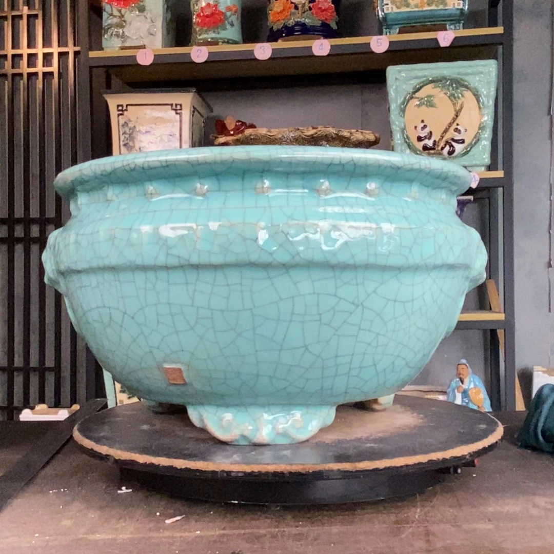 陶瓷攀豆青圆盆。