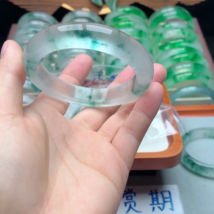 千***骑石英质玉未镶嵌手镯