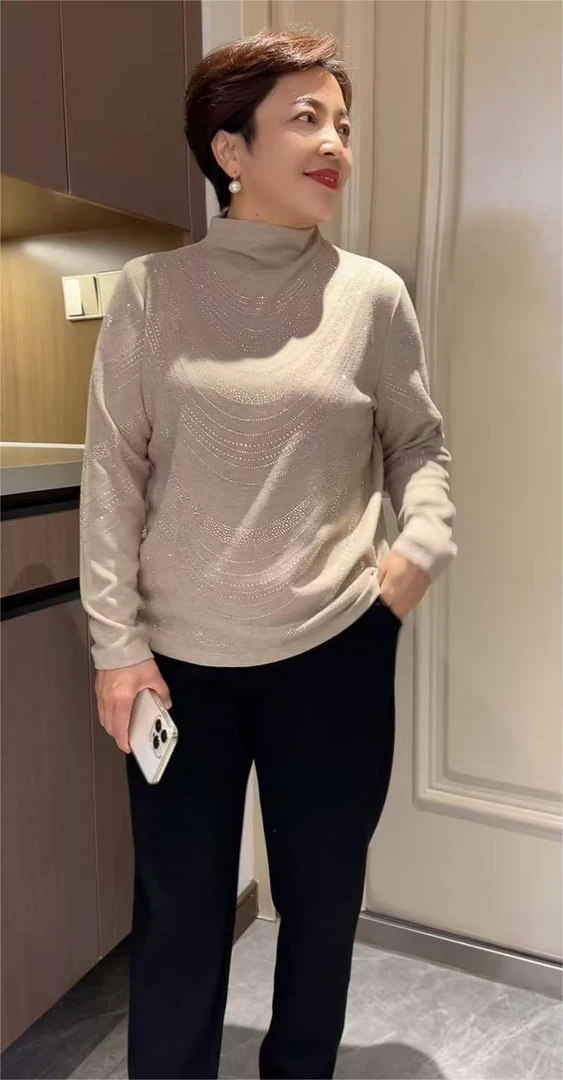 8221秋冬新款高领定位钻休闲小衫