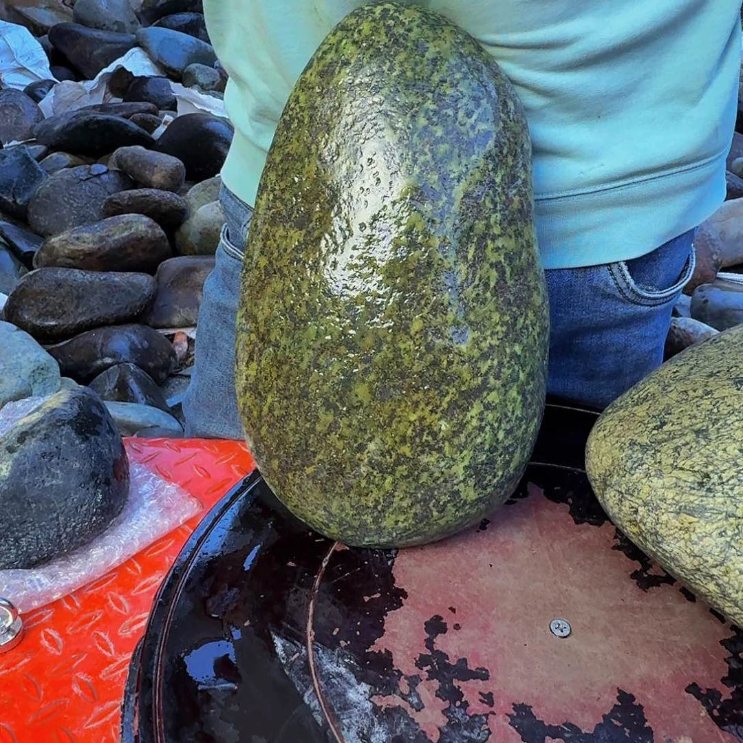 兰***涂蛇纹石玉未镶嵌天然原石摆件工艺