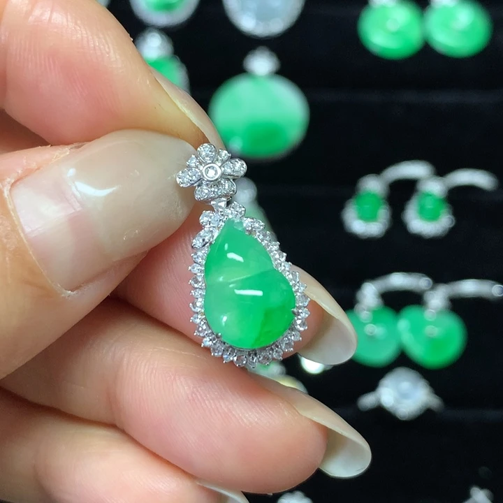 【闪购商品】颈饰18K金镶嵌翡翠吊坠