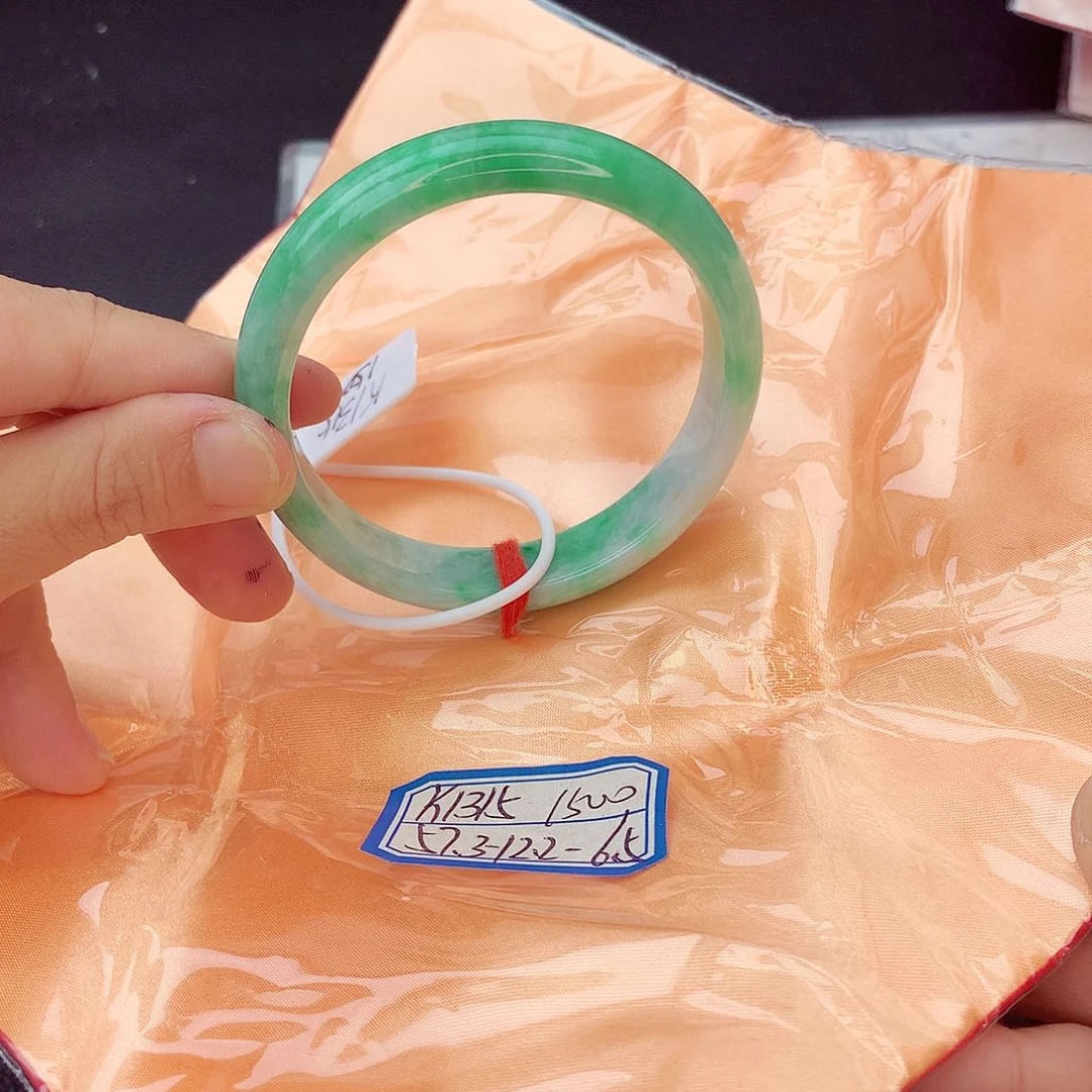 翡翠手镯未镶嵌翡翠