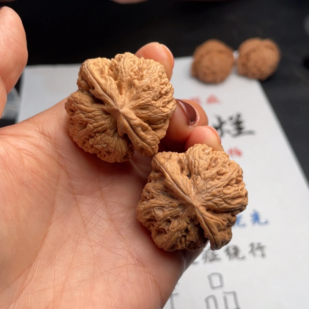 文玩核桃吊坠134。38粗筋有黄