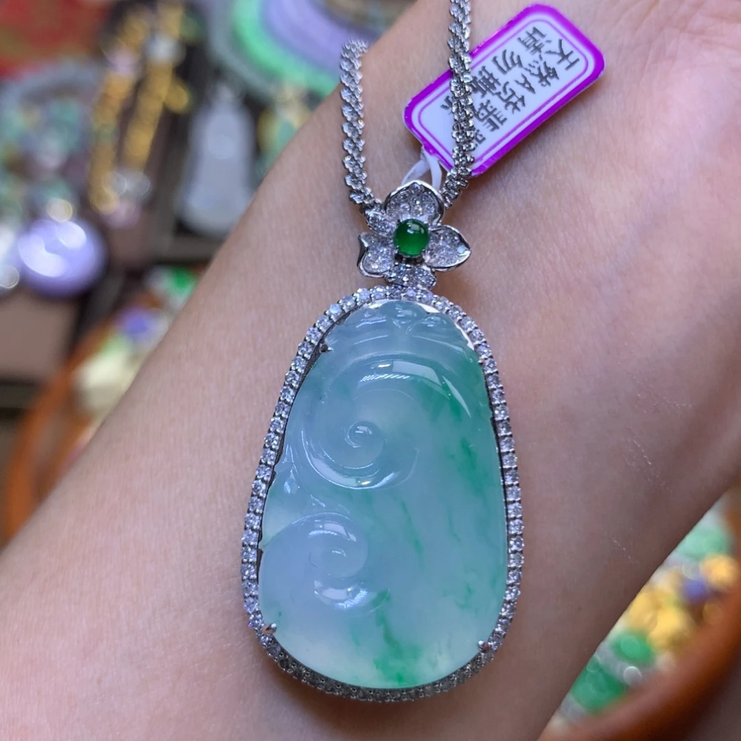 翡翠18K金镶嵌颈饰