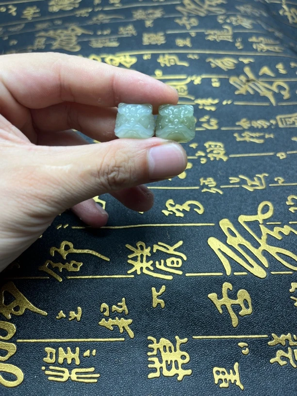 天然和田玉精品醒狮头配饰，尺寸16mm（多样性发货）