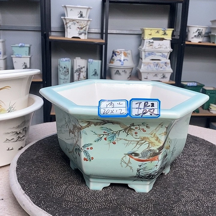 紫砂的花盆很漂亮