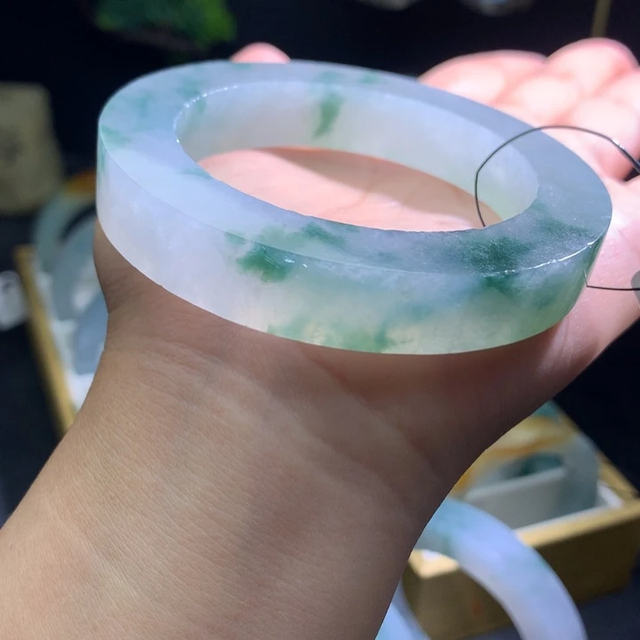 依***赖定制翡翠未镶嵌翡翠手镯