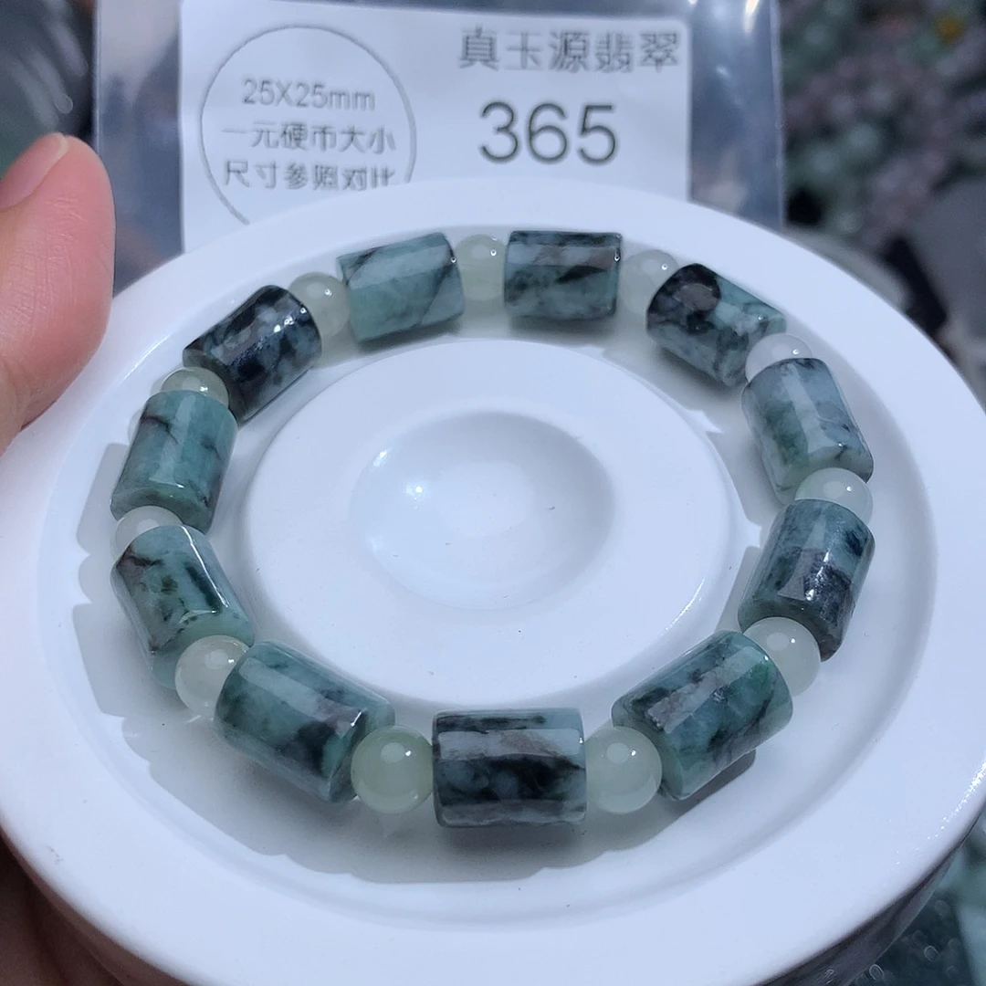 翡翠未镶嵌颈饰365。