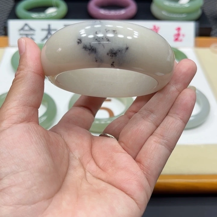 石英质玉手镯未镶嵌爱****子