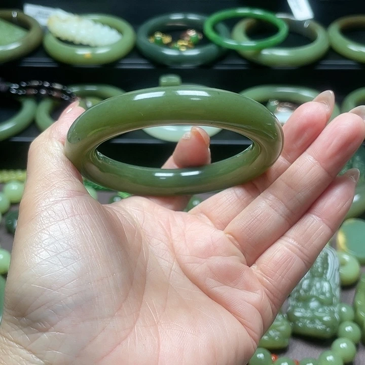 和田玉未镶嵌手镯