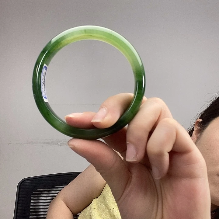 英***儿和田玉手镯未镶嵌