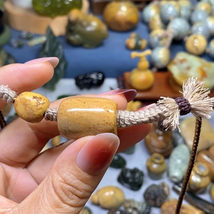 未镶嵌岫岩河磨玉（透闪石质玉）挂件