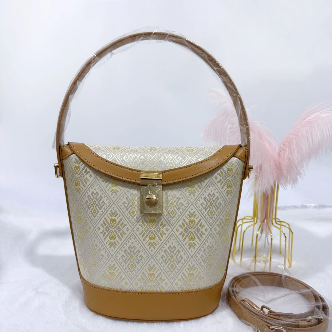 广西壮锦翻盖水桶包手提包手提斜跨大容量民族风斜挎女士包包