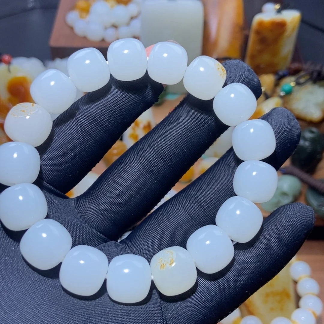 侯***脑和田玉未镶嵌颈饰