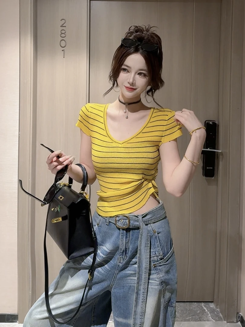 【CCDZ】夏季新品时尚百搭显瘦经典条纹V领针织上衣女