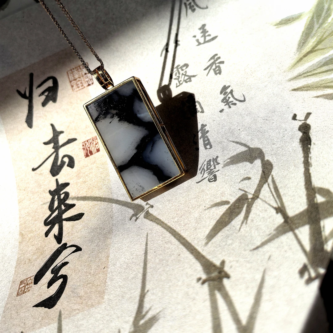 青花入墨·和田玉青花聚墨意境无事牌金镶玉吊坠