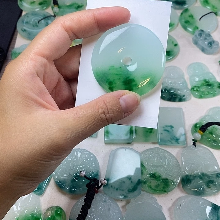 翡翠未镶嵌颈饰平安扣