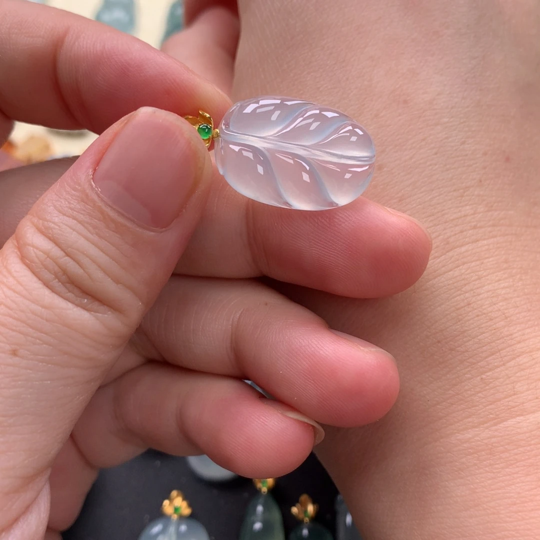 翡翠18K金镶嵌颈饰翡翠叶子