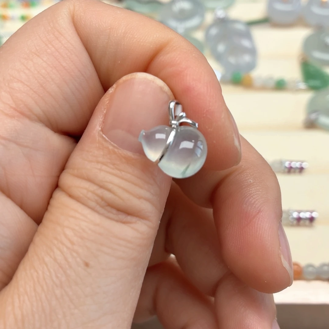 翡翠18K金镶嵌颈饰翡翠葫芦