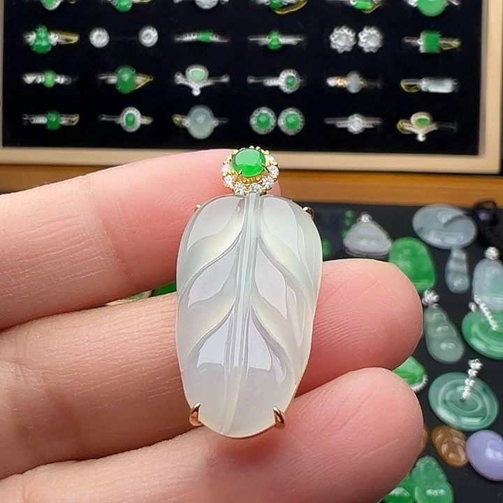 翡翠18K金镶嵌颈饰叶