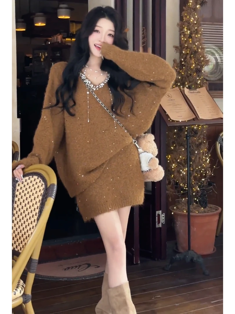 秋冬慵懒温柔风宽松V领长袖百搭针织毛衣+显瘦包臀短裙闪闪两件套