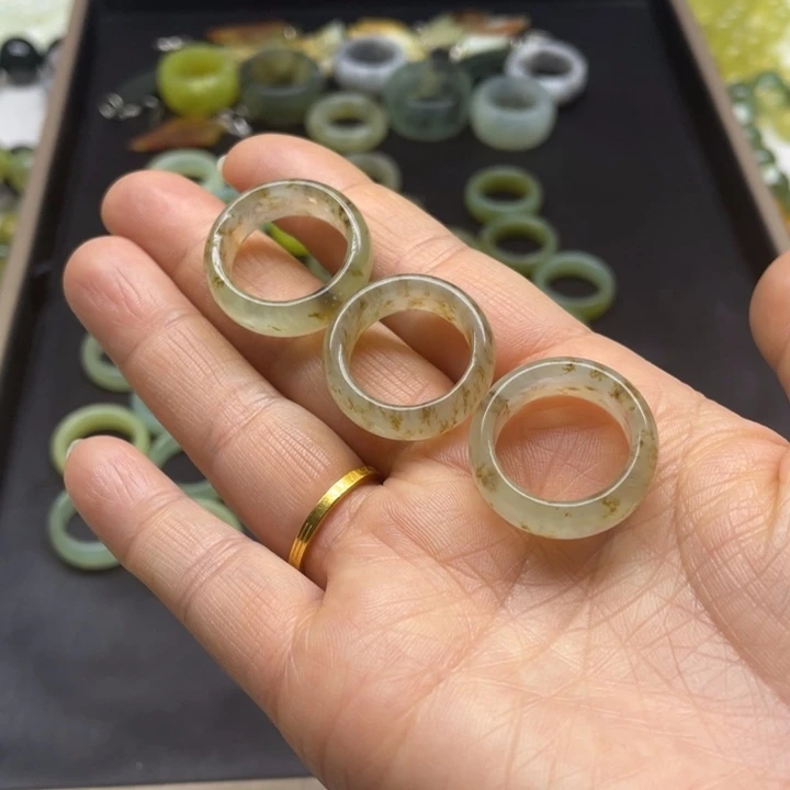 蛇纹石玉戒指未镶嵌爆***果