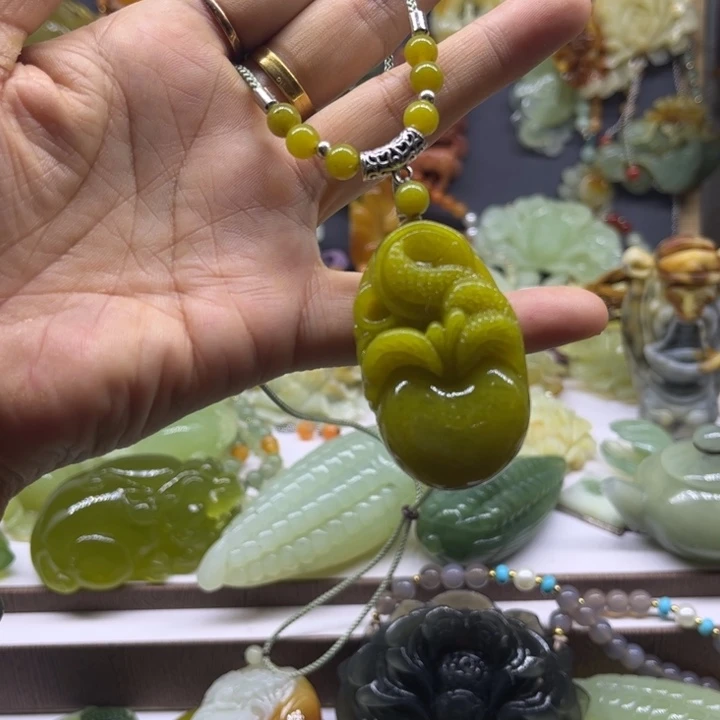 蛇纹石玉未镶嵌颈饰