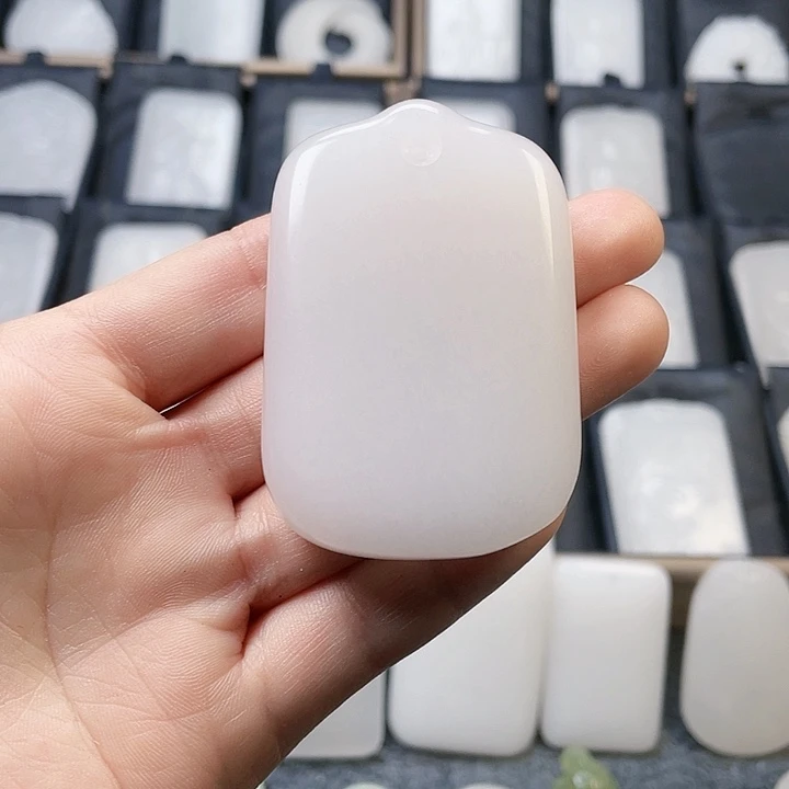 石英质玉（金丝玉）颈饰未镶嵌张****哨新疆金丝玉双面雕刻