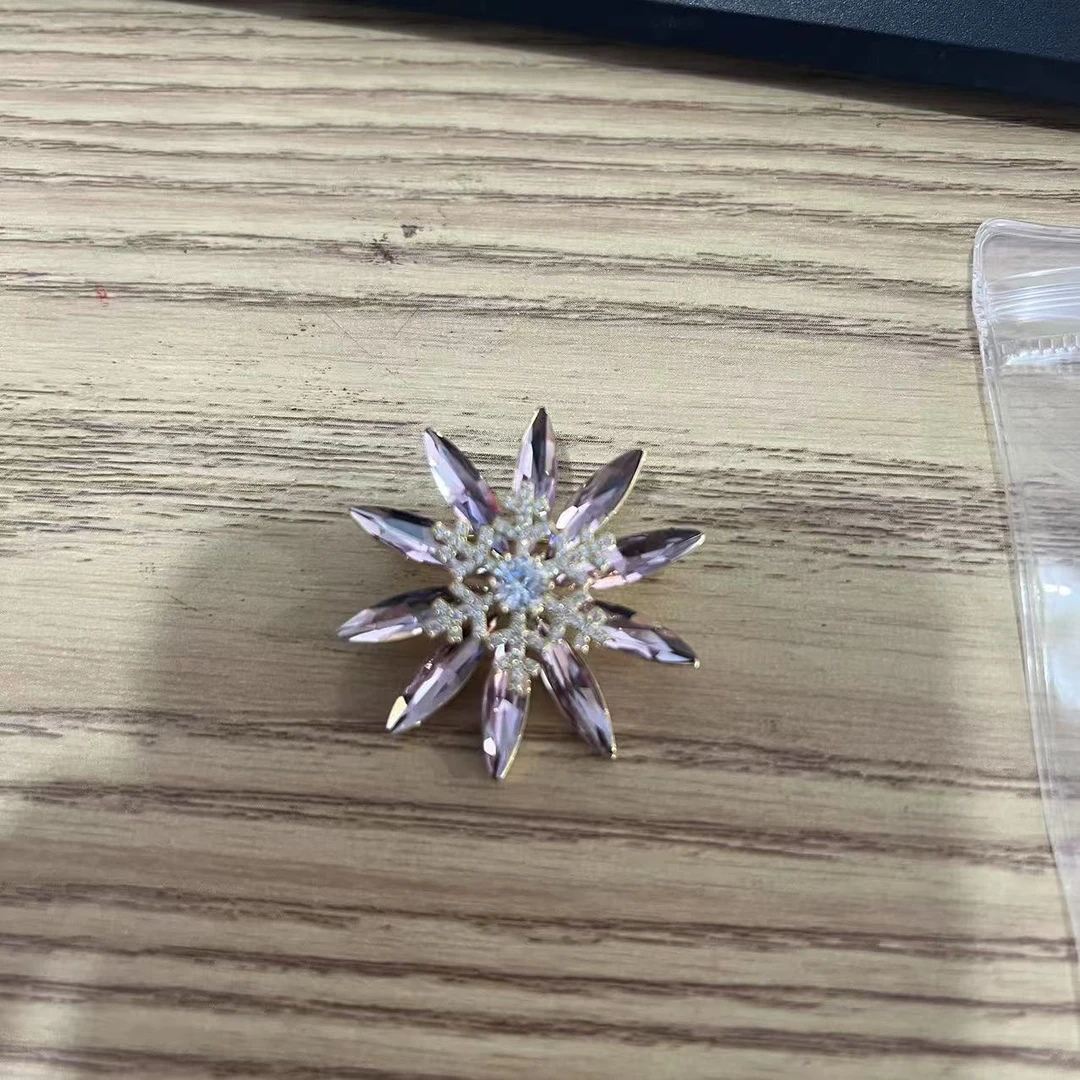4747粉色雪花旋转胸针